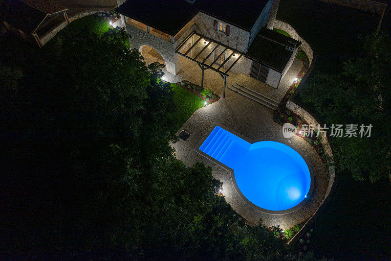 豪华漂亮的现代别墅，配有游泳池和庭院花园