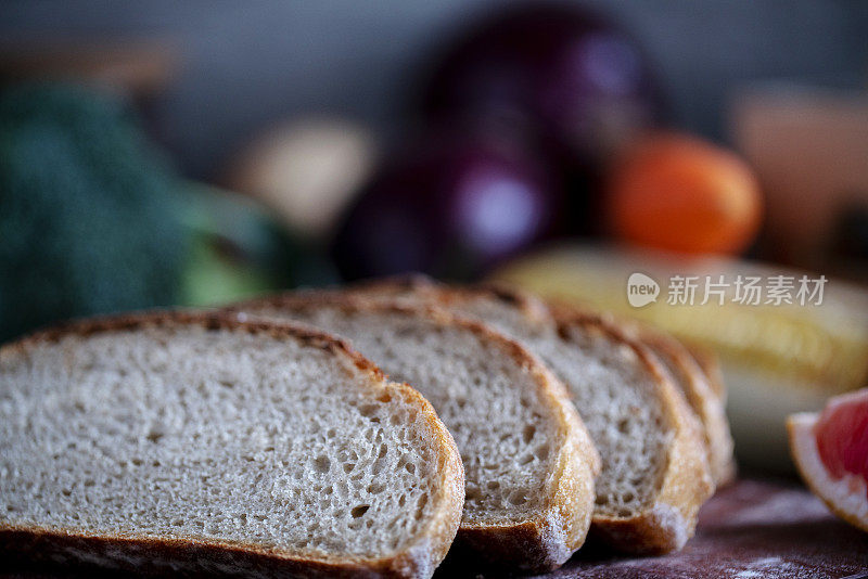 手工黑麦面包和新鲜蔬菜