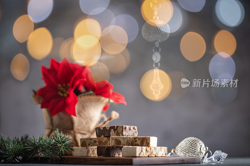 西班牙圣诞糖果、铁丝和明亮的灯光作为背景