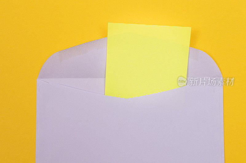 紫色信封，内附黄色空白纸