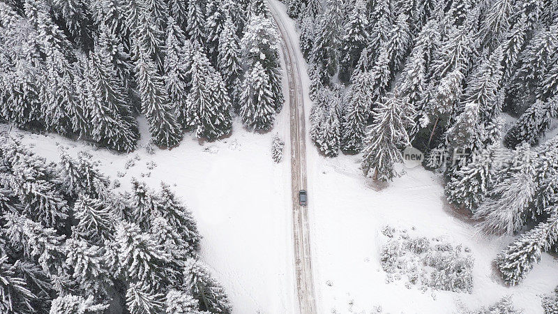 汽车在冬天的乡村道路上行驶