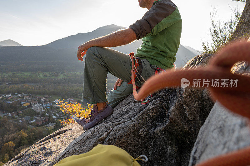 一名男性登山者正在休息以欣赏风景