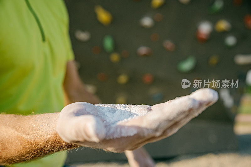 一名男子登山者的手被镁粉覆盖的特写镜头