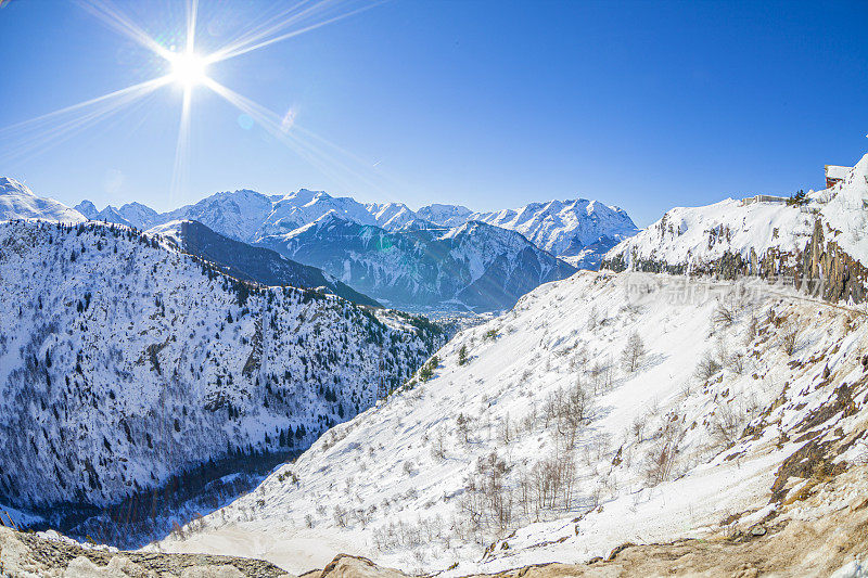 法国阿尔卑斯山的雪，阿尔卑斯山的滑雪斜坡