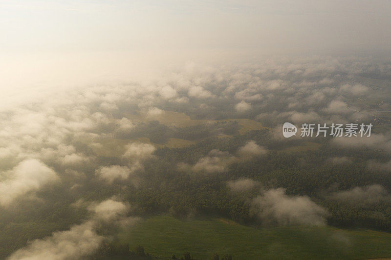 雾蒙蒙的黎明。草甸鸟瞰图。地球上方的云层。春天的大自然。夏天自然背景。无人机摄影。地球上空飞行。可持续性。大气神秘的景观