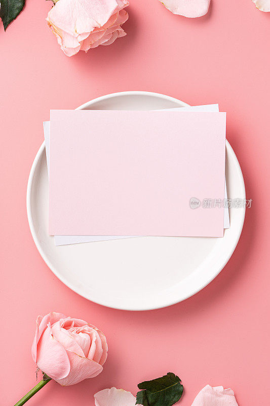 母亲节送礼物和餐设计概念背景与粉红色的玫瑰花在粉红色的背景。