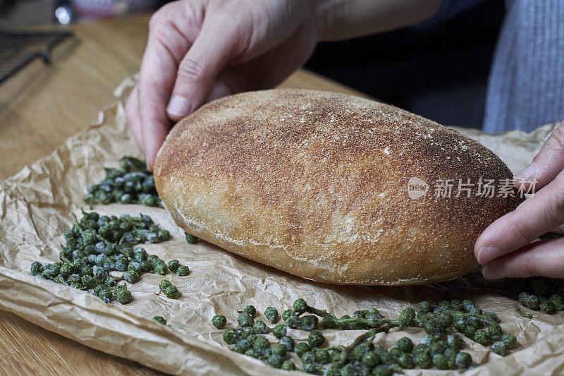 手工制作的全麦面包，带有青花椒油的味道