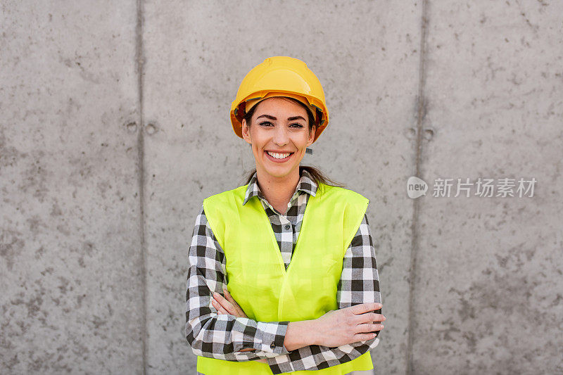 一名女建筑师在建筑工地的肖像