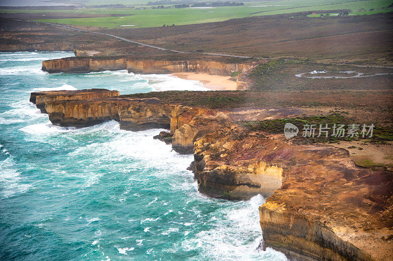 从直升飞机上鸟瞰阿德湖峡谷地区的石灰岩堆栈，澳大利亚。