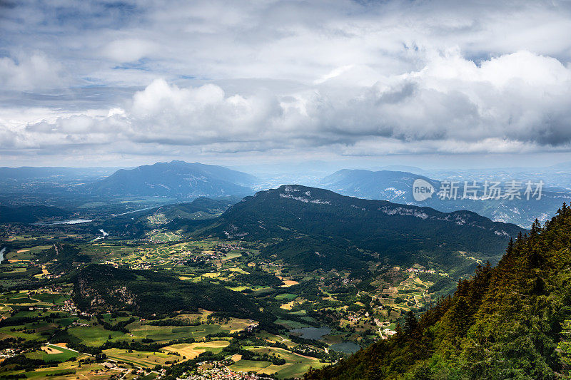 在艾因和萨瓦之间的阿尔卑斯山脉边界的法国夏季滚动的景观全景