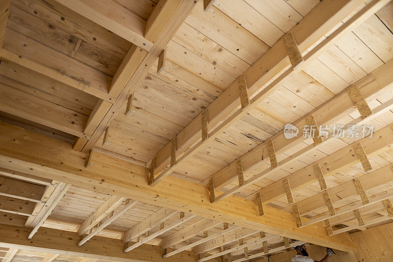 带有横梁的木质屋顶结构的内部视图