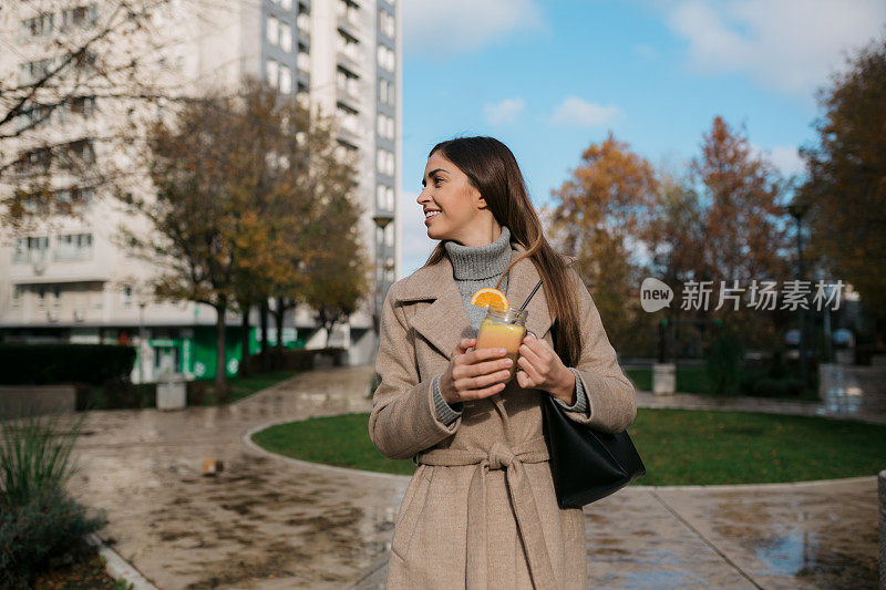 吸引人的年轻白人妇女享受自己在城市