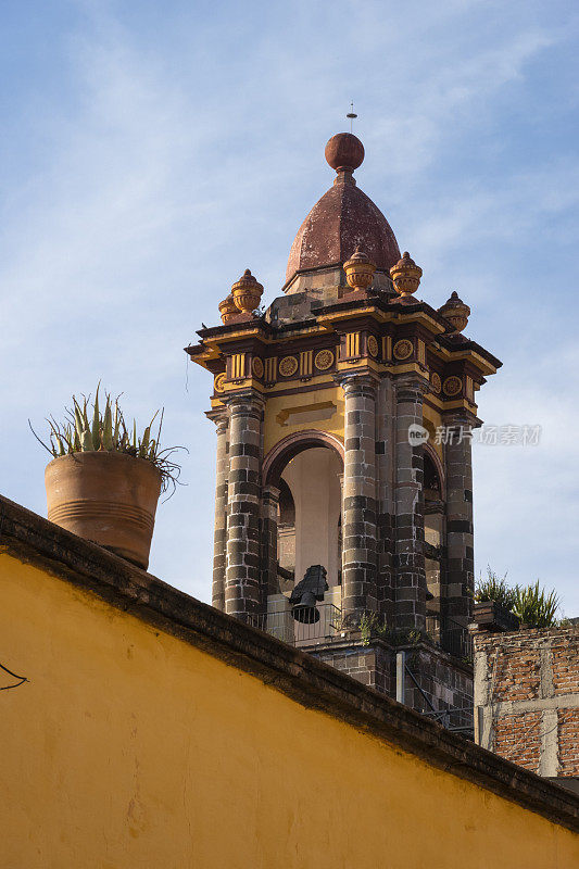 墨西哥圣米格尔德阿连德的圣灵感孕教堂塔
