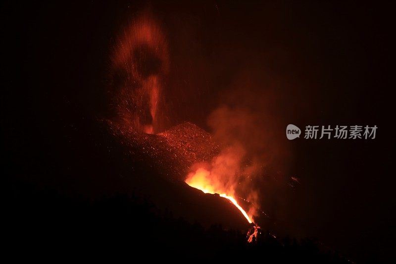 康伯维哈火山爆发。火山锥和火山弹飞向黎明山。