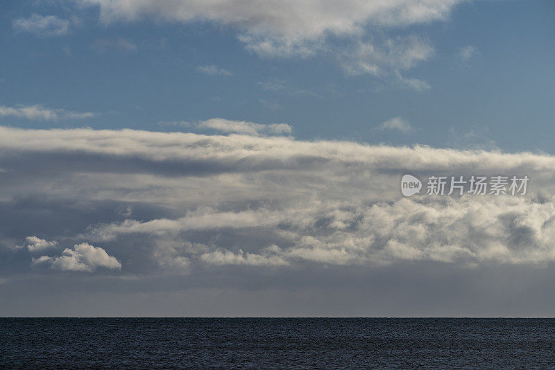 惠特利湾北海上空的混合云