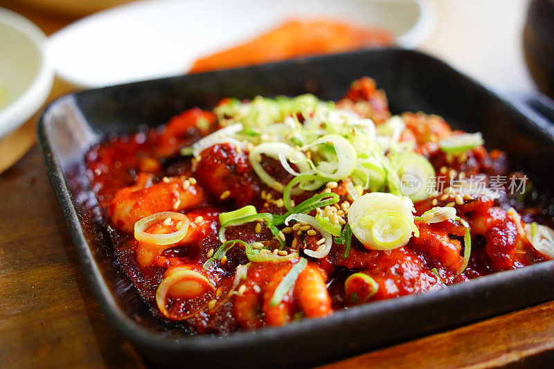 一种韩国食物，麻辣网足章鱼炒