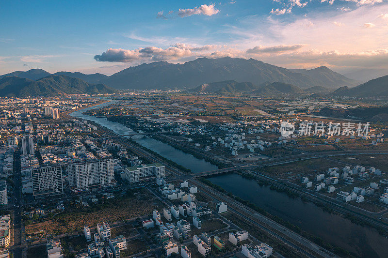 夕阳下的泉塘河