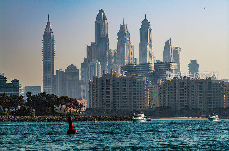 迪拜码头和JBR地区和波斯湾金色沙滩的观点，迪拜，阿联酋