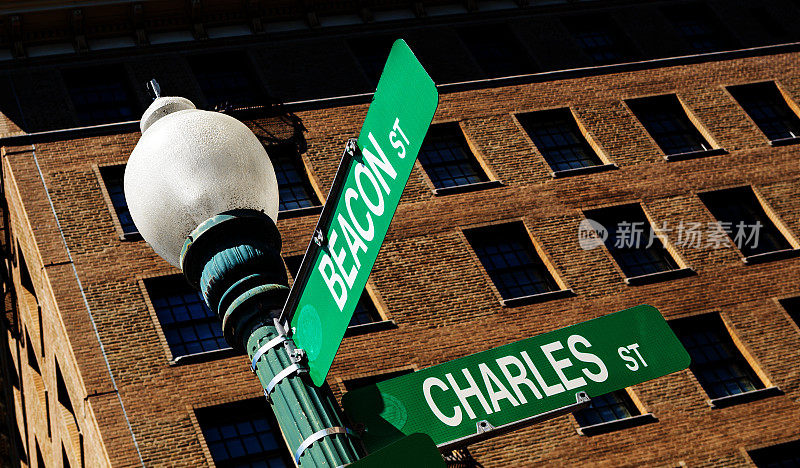 在比肯和查尔斯街十字路口的街道标志-比肯山-波士顿马萨诸塞州