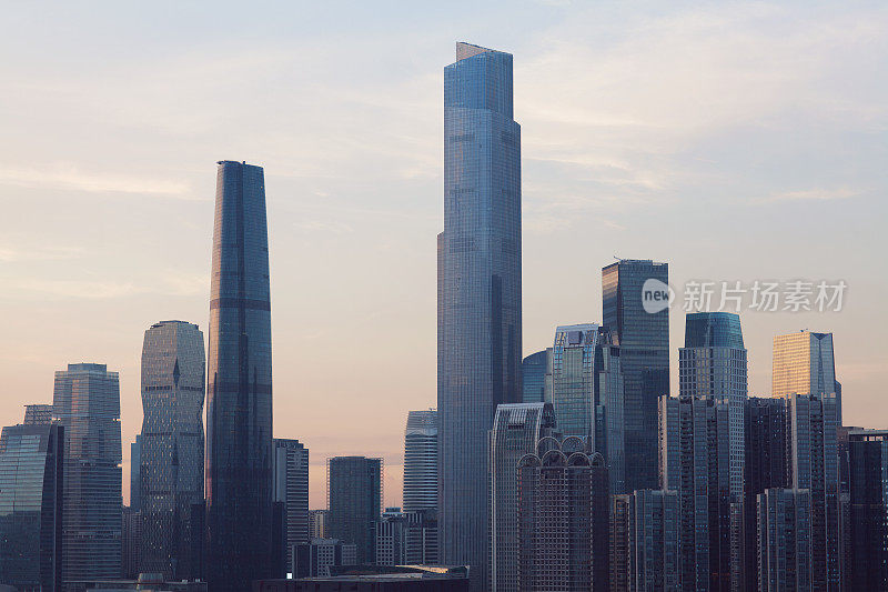 中国天河区广州珠江新城中央商务区的黄昏景色