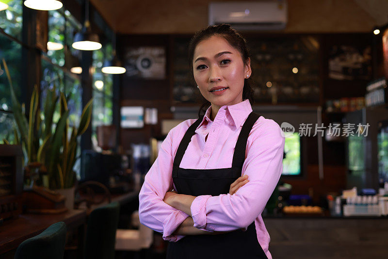 肖像女性小企业主集中在咖啡店工作，小企业的概念