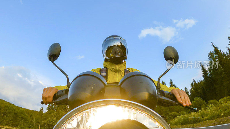 沿山路骑摩托车的第一人称视角