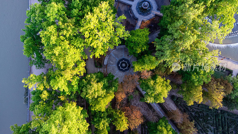 Aranjuez君主宫殿花园的绿色细节从空中与无人机日落