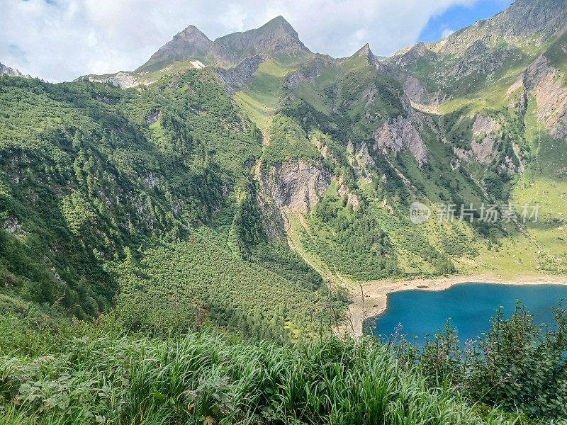 夏季阿尔卑斯湖，瑞士阿尔卑斯山