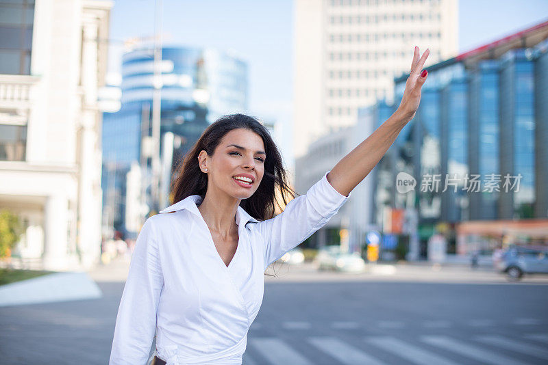 成年女子在街上叫出租车