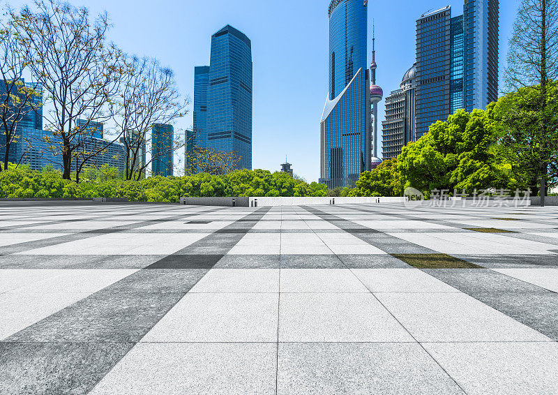 在上海，空荡荡的地板和全景的城市天际线