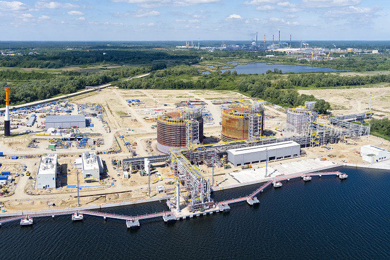 波兰警察镇奥德拉河上一座聚合物工厂的建设