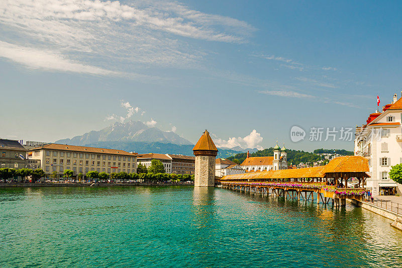 古老的瑞士城市卢塞恩。美丽的风景。背景。夏天去瑞士旅行。欧洲国家。航行。温暖的阳光明媚的日子。旅游目的地。罗伊斯河。行人木桥