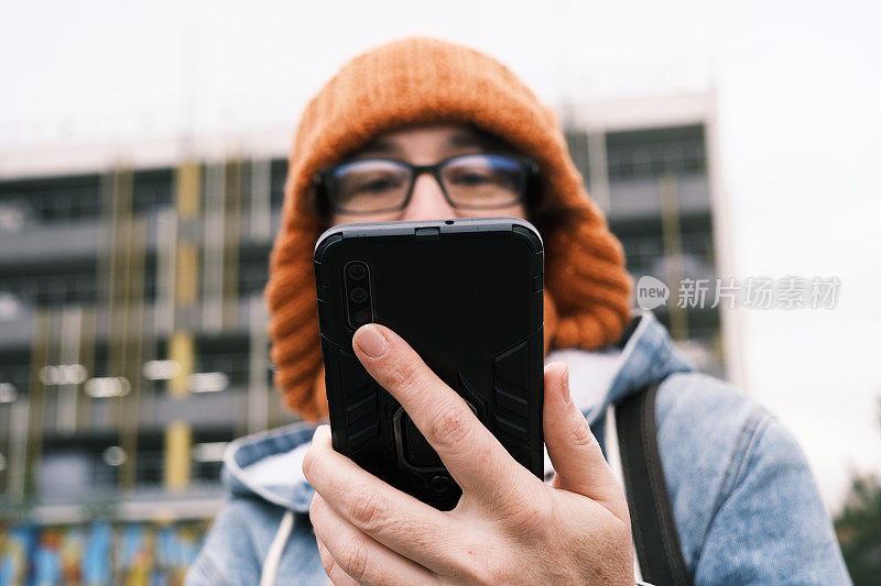 开朗成熟的女人正在城市里使用电话