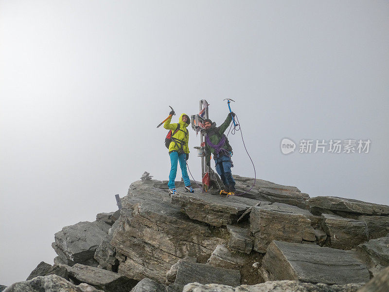 一对在岩石上徒步的情侣