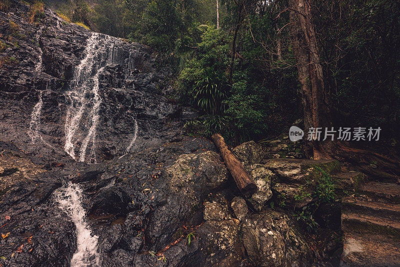 美丽的多层瀑布在雨天，雾蒙蒙的一天