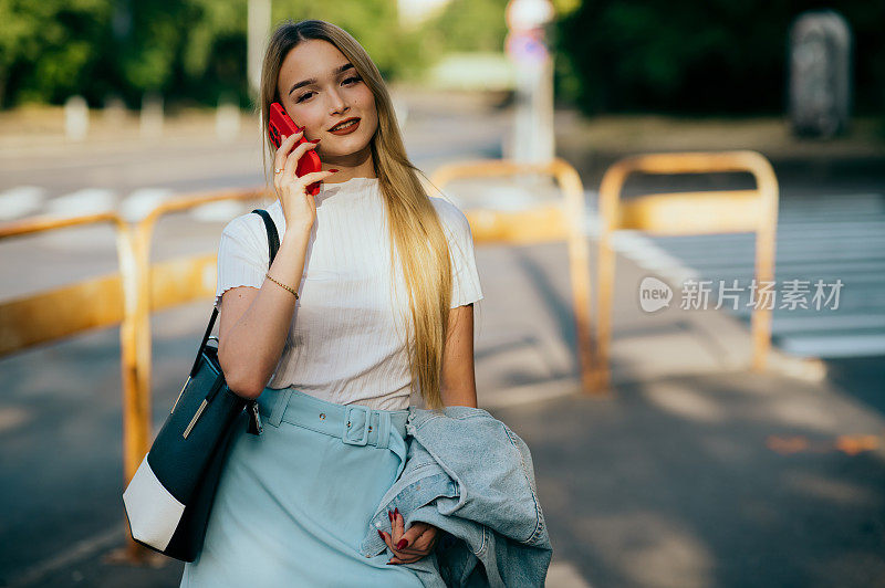 十几岁的女孩使用智能手机