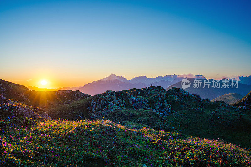 山间迷人的日落