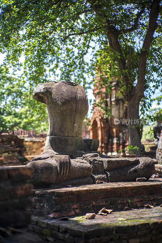 在泰国大城府的佛寺，一座古老的佛像被损坏