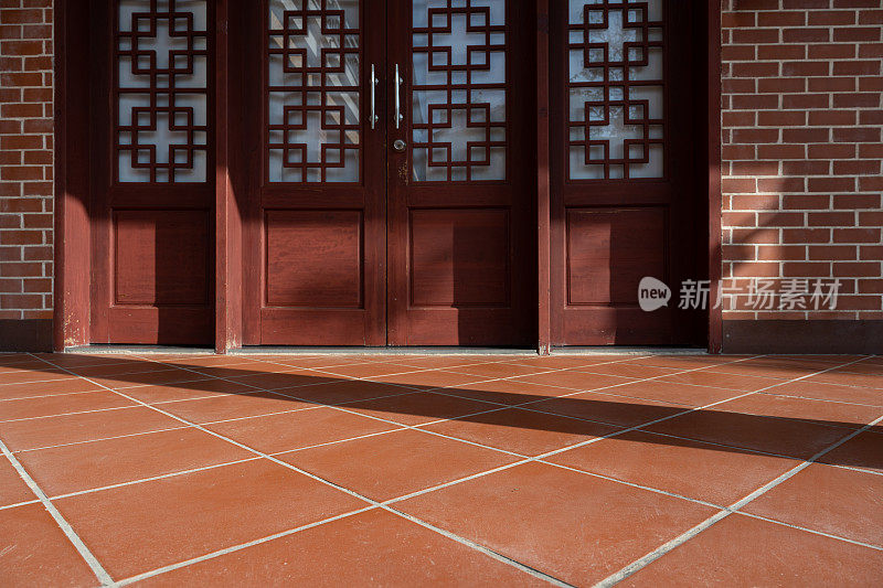 中式木门和红砖地板的采光效果