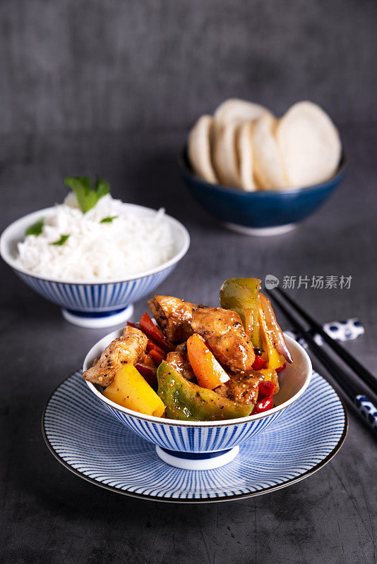 中式炒鸡配花椒钟，配上米饭和茉莉花茶