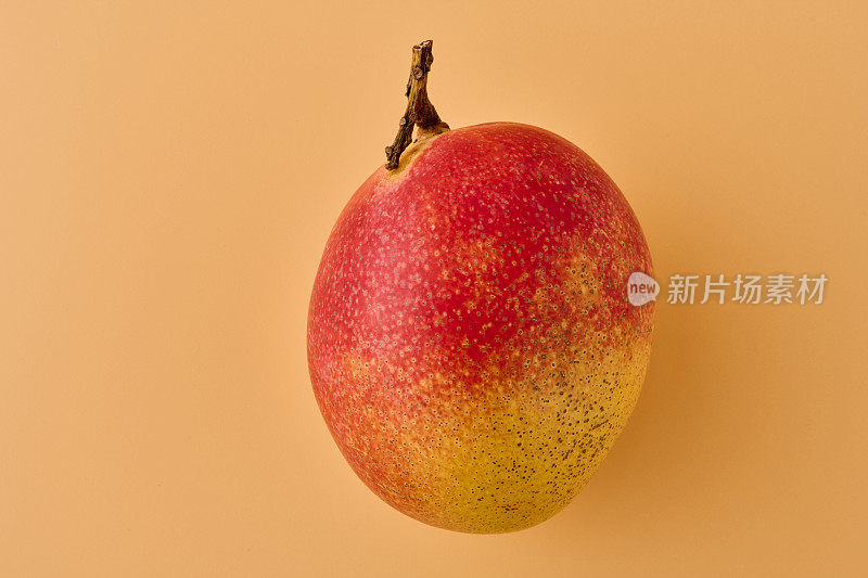 黄色背景的芒果果实。