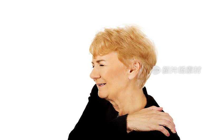 一名老年妇女在白色背景下感到背部疼痛