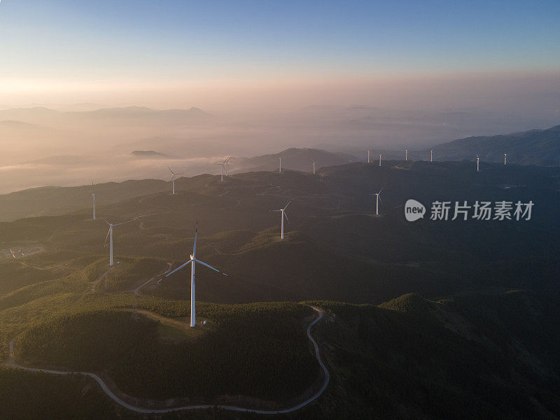 清晨山上的云海和风力发电机