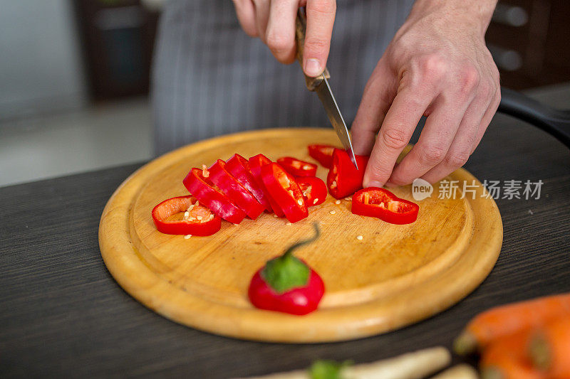 准备蔬菜沙拉原料的男子