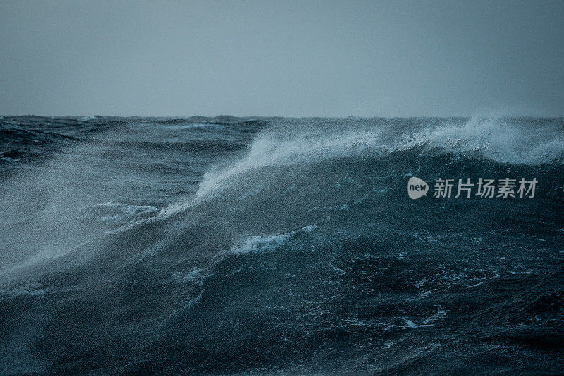 波涛汹涌的大海和海浪从一艘船