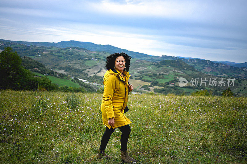 背着背包的女子在山上徒步旅行