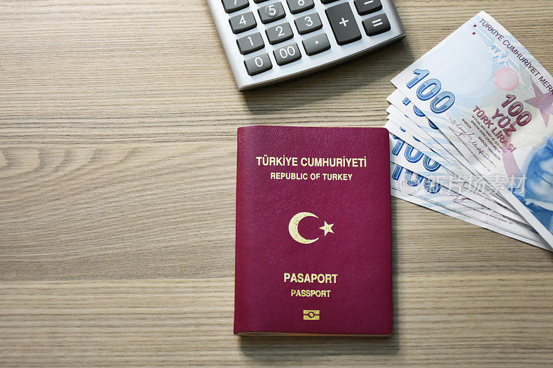 桌上放着土耳其护照和土耳其里拉钞票