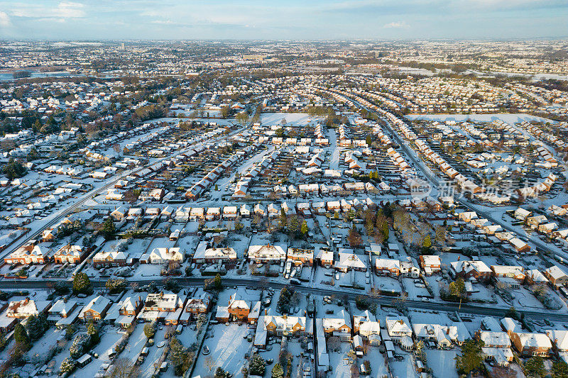 鸟瞰典型的英国住宅小区覆盖在冬季雪