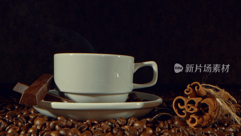 咖啡杯和茶托，肉桂棒，黑巧克力咖啡颗粒