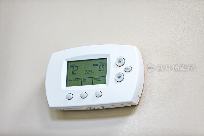 家庭内墙上的数字恒温器